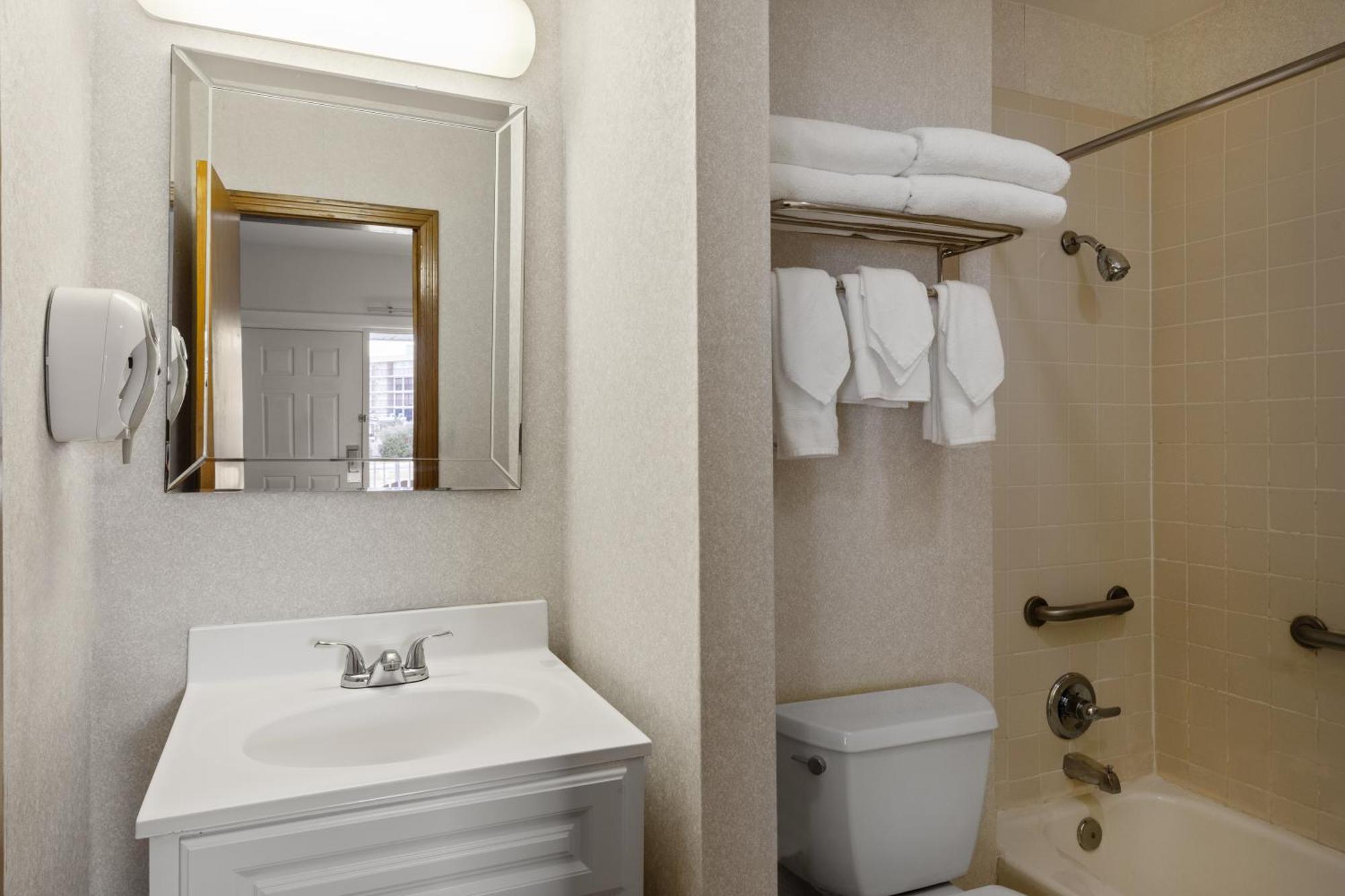 Hotel Days By Wyndham Oceanfront - Wilbur